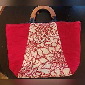 Red Beach bag with wooden handle
